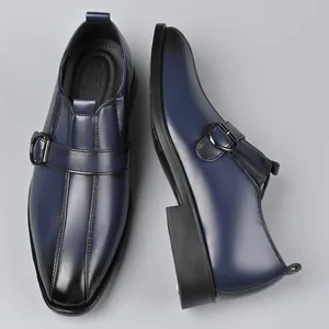 Dettaglio scarpa monk strap blu navy con sfumatura nera e fibbia in metallo scuro