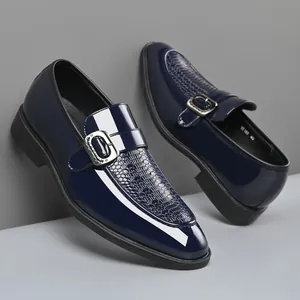 Detailansicht der marineblauen Loafer mit Krokodilprägung und Silberschnalle