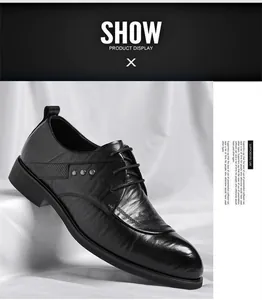 Detail der hochwertigen schwarzen Ledertextur mit Metallnieten an Herren-Businessschuhen