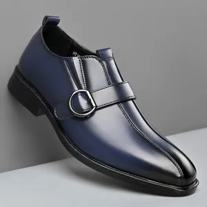 Dettaglio di scarpe in pelle blu sfumato con fibbia in metallo e punta a mandorla