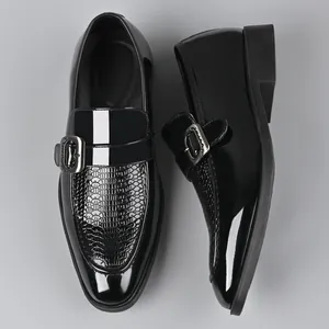 Detail von schwarzen Monkstrap-Schuhen mit Lackleder und Kroko-Prägung im Mix