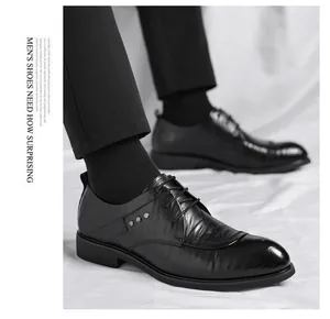Detailaufnahme schwarzer Leder Business Schuhe mit Metallnieten und Schnürung
