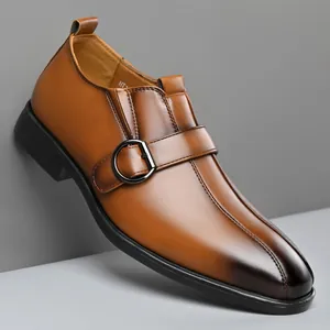 Dettaglio scarpa monk in pelle marrone sfumata con fibbia in metallo scuro
