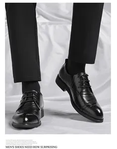 Nahaufnahme von schwarzen Derby-Schuhen aus Leder mit natürlicher Prägung und Schnürung