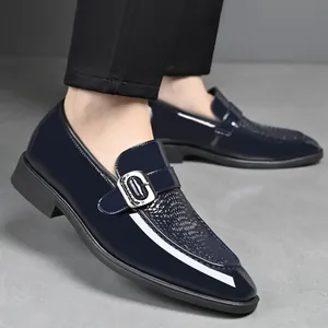 Dunkelblaue Herren-Monk-Schuhe aus Lackleder mit Krokoprägung und silberner Schnalle