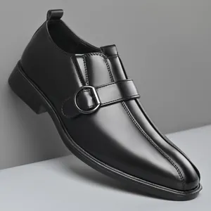 Dettaglio di scarpa monk strap in pelle nera con fibbia in metallo e cucitura in punta
