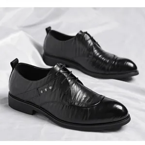 Detail von schwarzen Business-Schuhen mit Metallnieten und Plissee-Struktur