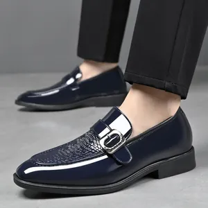 Details von dunkelblauen Monkstrap-Schuhen mit Krokoprägung und polierter Metallschnalle