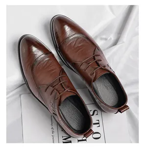 Detailansicht brauner Leder-Derbyschuhe mit eleganter Zehenkappennaht und Schnürung