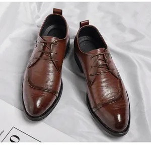 Detail brauner Leder-Derby-Schuhe mit feinen Nähten auf elegantem Seidenhintergrund