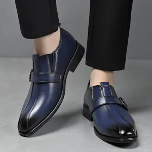Dettaglio di scarpe in pelle sfumata blu-nero con punta a punta e fibbia in metallo