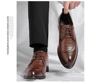Detail von braunen Herren-Lederschuhen mit Farbverlauf an der Spitze und Schnürung