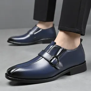 Dettaglio di scarpa monk strap in pelle sfumata blu-nera con fibbia e cuciture fatte a mano