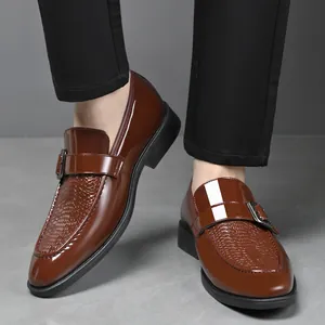 Herren Slipper in Dunkelbraun aus glänzendem Lackleder mit Kroko-Prägung und Metallschnalle