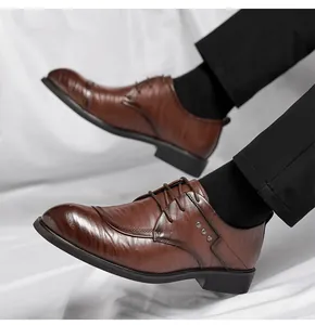 Detailaufnahme brauner Business-Lederschuhe mit Schnürung und dekorativen Metallnieten