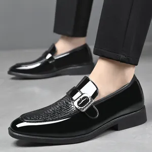 Schwarze Herren-Loafer aus Lackleder mit Krokoprägung und silberner Metallschnalle