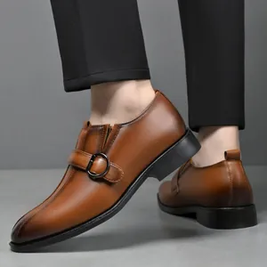Scarpe monk da uomo in pelle marrone con punta sfumata e suola in gomma robusta
