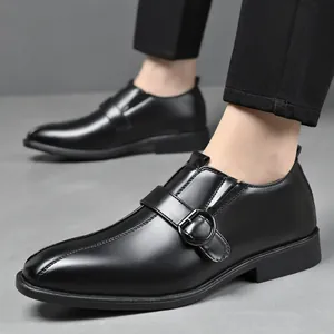 Dettaglio delle scarpe monk da uomo in pelle nera lucida con cuciture eleganti e fibbia
