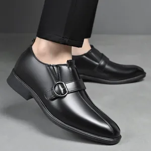 Scarpe monk classiche da uomo in pelle nera con fibbia in metallo e dettagli di cuciture