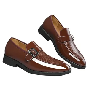 Scarpe stringate uomo rosso scuro con motivo a coccodrillo e fibbia in metallo alla moda