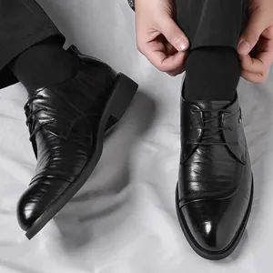 Klassische schwarze Business-Herrenschuhe aus strukturiertem Leder mit Schnürung