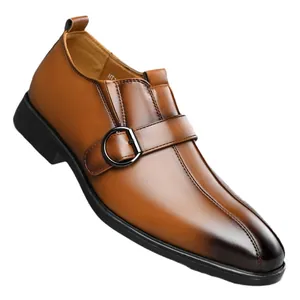 Scarpe classiche da uomo in pelle sfumata marrone con elegante fibbia in metallo dorato