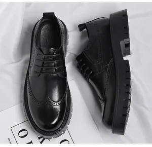 Makro-Detail von schwarzen Brogue-Schuhen mit Budapester Muster und dicker Gummisohle