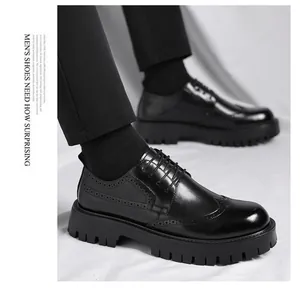 Detailansicht der schwarzen Brogue-Schuhe für Herren mit dicker gezackter Plateausohle