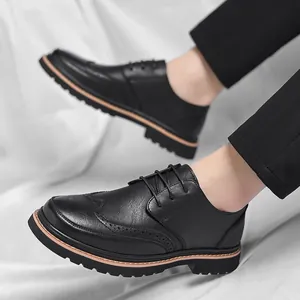 Classic black Brogue Derby shoes for men with wingtip carvings and thick rubber soles