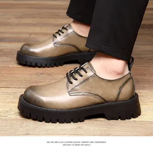 Detail von Herren-Derbyschuhen aus Leder mit Vintage-Finish und dicker Profilsohle