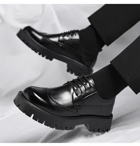 Detail der schwarzen Brogue Derby Schuhe mit klassischen Verzierungen und dicker Profilsohle