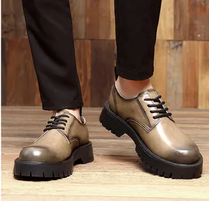 Seitenansicht olivgrüner Leder-Derbyschuhe mit dicker Plateausohle und robuster Gummisohle