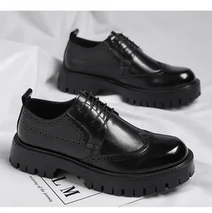 Detailansicht schwarzer Brogue-Lederschuhe mit Lochmuster und dicker Profilsohle