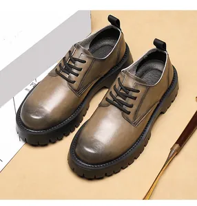 Draufsicht auf Vintage Leder-Arbeitsschuhe in Braun mit dicker Gummisohle und Schnürung