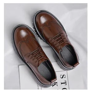Nahaufnahme brauner Brogue-Lederschuhe mit Lochmustern und dicker, profilierter Plateausohle