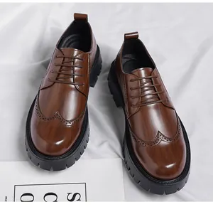 Detailaufnahme brauner Brogue-Lederschuhe mit dicker Gummisohle und Flügelkappengravur