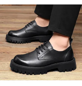 Nahaufnahme der schwarzen Leder-Derbyschuhe mit dicker Profilsohle auf Holzboden