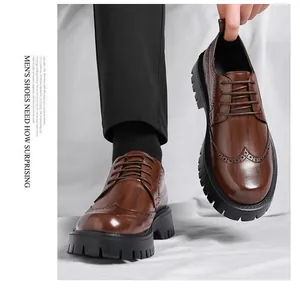 Nahaufnahme brauner Budapester Herrenschuhe mit feinen Brogue-Lochungen und Lederstruktur