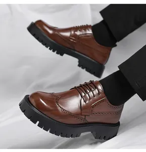 Detail von braunen Herren-Brogue-Schuhen mit Flügelkappe und dicker Profilsohle