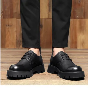 Nahaufnahme der schwarzen Herren-Derby-Schuhe mit klobiger Profilsohle und Schnürung