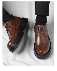 Nahaufnahme brauner Budapester Schuhe mit Brogue-Mustern und dicker Gummisohle