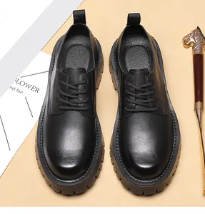 Draufsicht auf schwarze Derby-Schuhe aus Leder mit dicker Profilsohle und Matt-Finish