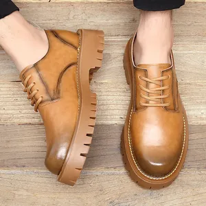 Herrenschuhe aus braunem Leder mit Profilsohle und Vintage-Farbverlauf an der Spitze
