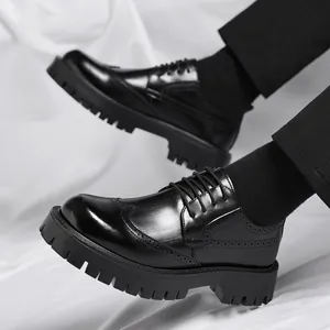 Schwarze Brogue-Lederschuhe für Herren mit dicker Plateausohle in dynamischer Gehpose