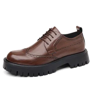 Dunkelbraune Herren-Brogues aus Leder mit dicker Gummisohle und Flügelkappendetails