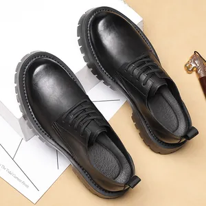 Herren Halbschuhe aus schwarzem Leder mit Plateausohle und Schnürung im Brit-Stil
