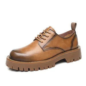 Herren Oxford-Schuhe aus braunem Leder mit dicker Profilsohle und gelben Ziernähten