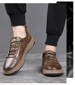 Détail de chaussures décontractées en cuir marron pour hommes avec lacets et semelle épaisse