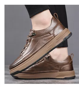 Détail de mocassins en cuir marron avec texture litchi et semelle épaisse en caoutchouc