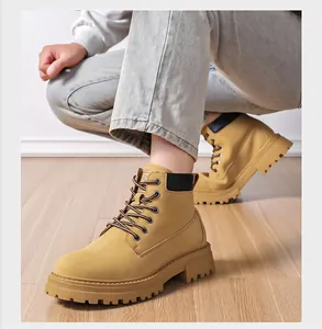 Detail gelber Wildleder-Arbeitsstiefel mit 5-Loch-Schnürung und dicker rutschfester Gummisohle